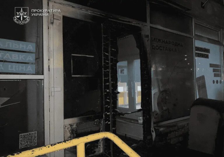 У Києві на Деснянці підпалили відділення пошти через вимагання «відкупу» за участі псевдоправоохоронця