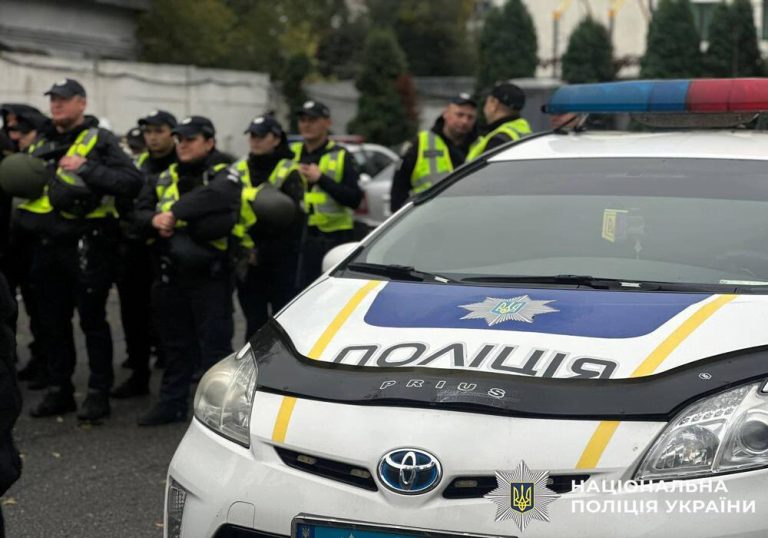 У Києві почали службове розслідування дій патрульних після того, як чоловік проігнорував вимогу зупинитися й кинувся в бійку