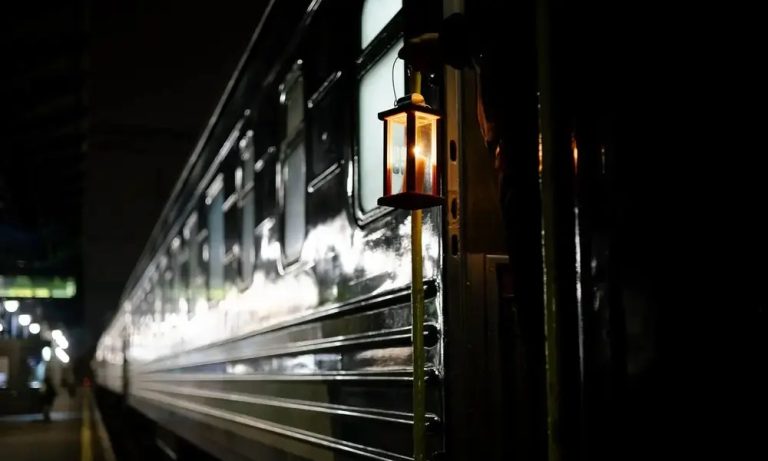 Вифлеємський вогонь миру прибув до Києва та поїхав залізницею, несучи послання єдності по всій Україні