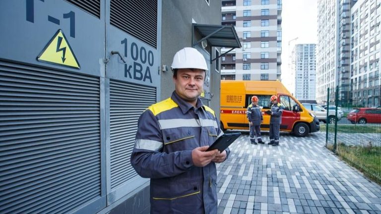 Після атак РФ понад 9 тисяч домогосподарств на Київщині залишилися без світла