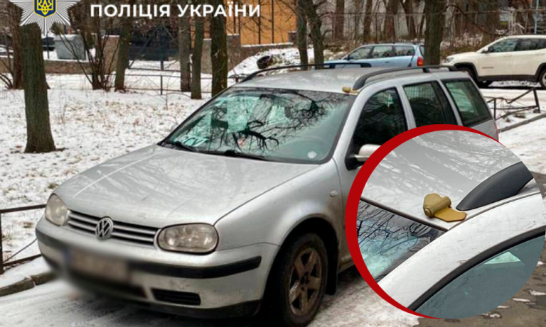 У центрі Києва водій їздив із муляжем міни «Пелюстка» на даху авто та отримав протокол