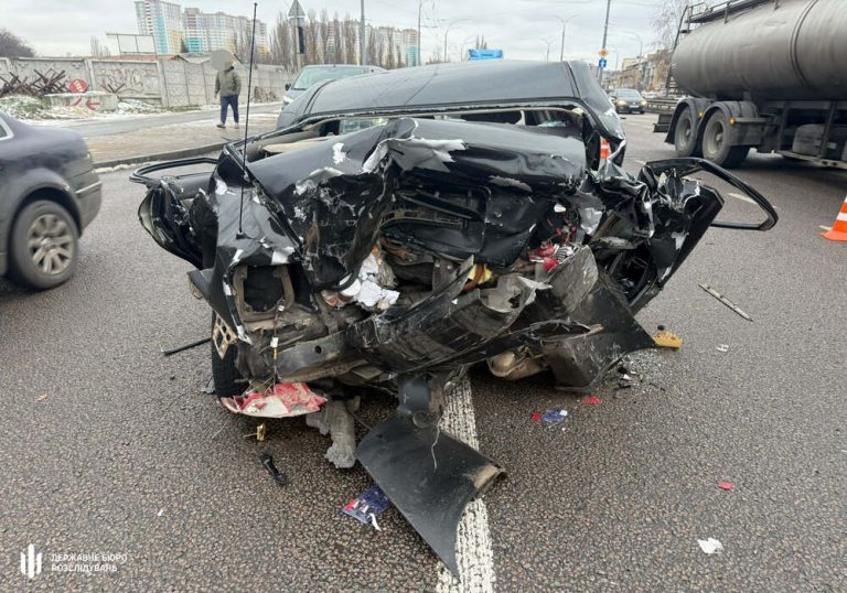На світлофорі в Києві позашляховик військового перервав святкову поїздку — сталася смертельна ДТП