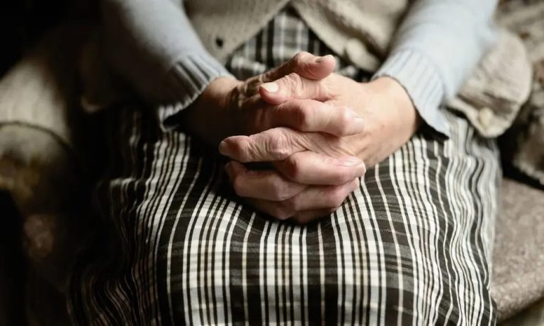 У Києві засудили до 13 років чоловіка, який задушив 83‑річну жінку під час розбою заради грошей