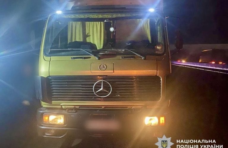 На Київщині Mercedes на смерть збив жінку — особу загиблої встановлюють