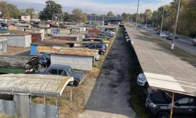 Понад 3 га землі повернули Києву після судового рішення про усунення незаконних автостоянок у Деснянському районі