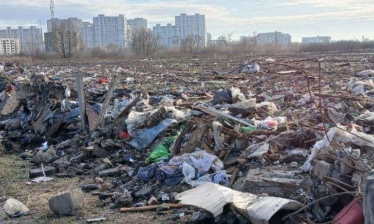 На Київщині зафіксували вантажівки, що незаконно скидали відходи у ґрунт
