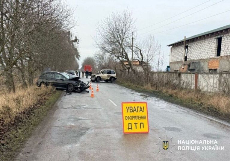 Невдалий маневр на трасі спричинив потрійну ДТП на Київщині, постраждали двоє водіїв