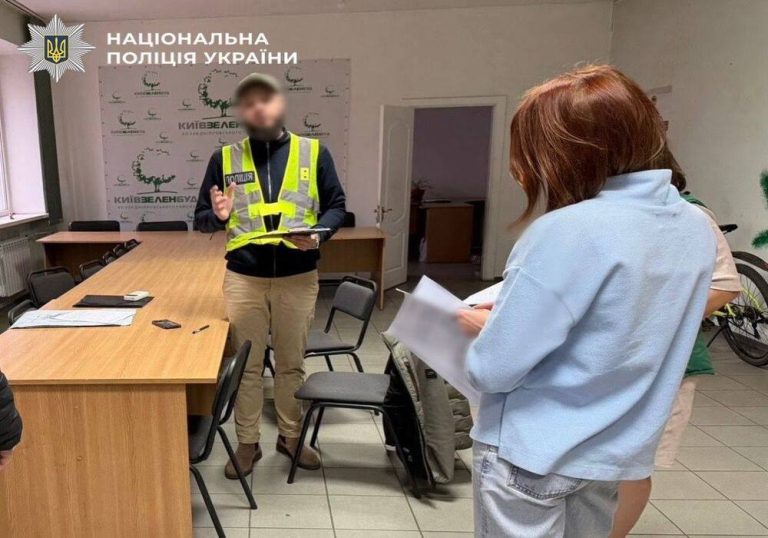 Посадовицю КП УЗН у Києві підозрюють у спричиненні «зелених» збитків понад 1,5 млн грн через переплату за рослини