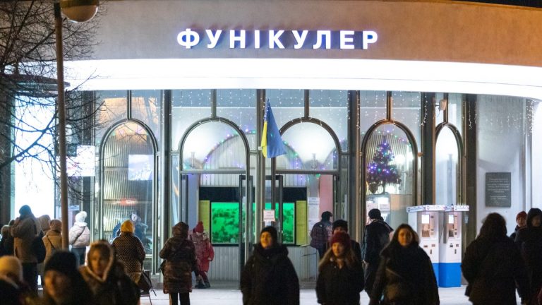 Через відключення електропостачання у Києві зупинився фунікулер
