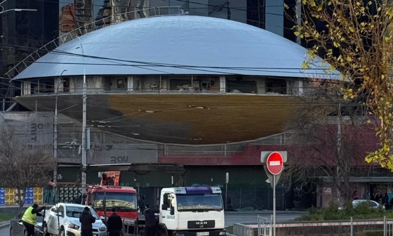 У Києві реконструюють Тарілку без проєктної документації — забудовник знімає вікна і готується замалювати фрески