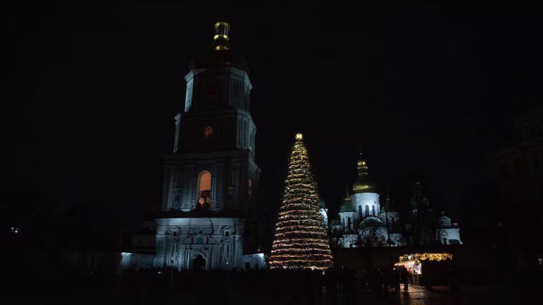 Софійська площа засяяла: у Києві офіційно відкрили головну ялинку країни — фото та відео