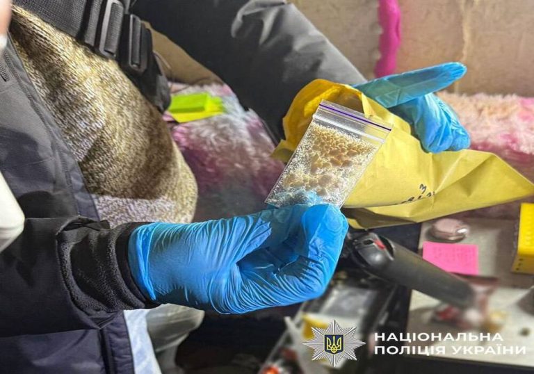 Поштова схема збуту: у Києві повідомили про підозру жінці, що надсилала оптові партії психотропів