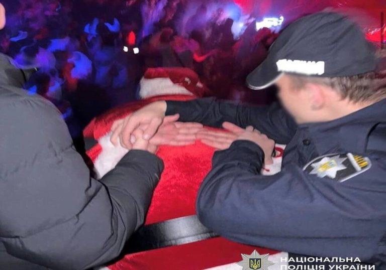 У київському клубі оштрафували працівника за постановковий арешт Санти під час переодягання в поліцейського