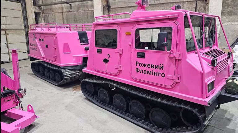Київ зустрів «Рожевого фламінго» — не ракету, а спеціальний транспорт для полярників