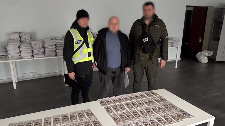 У Києві затримали посадовця у справі про 10 тисяч доларів за ухилення від служби