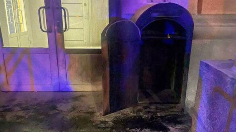 У Києві на лаві підсудних опиниться 21-річний, якого звинувачують у підпалі поштомату нібито за завданням СБУ
