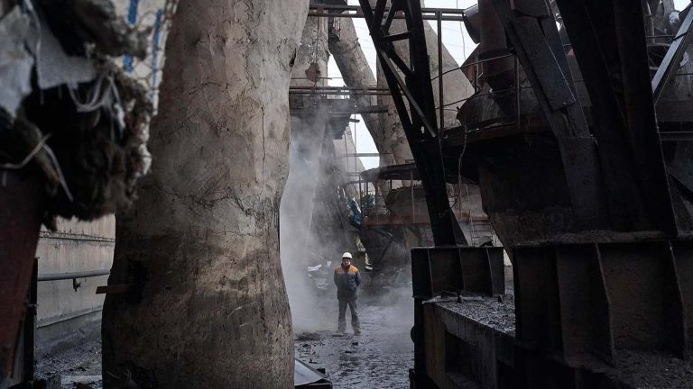 Через обстріли в Києві та області оголосили аварійні відключення світла — 9 районів столиці залишилися без опалення (відео)