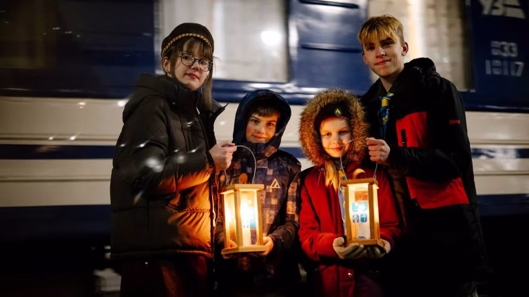У Києві зустріли Вифлеємський вогонь — святкові миті на вокзалі