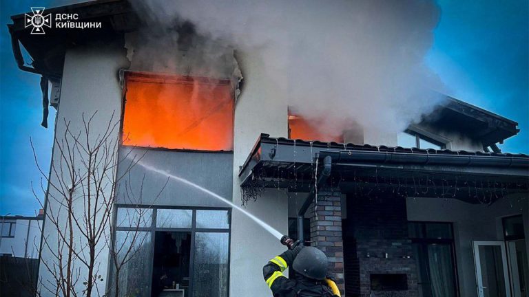На Київщині внаслідок атаки загинула жінка, троє поранені — КОВА (оновлюється)