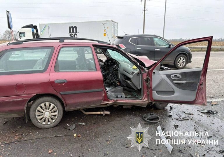 Потрійна ДТП на Київщині зі смертельним випадком: водій Ford загинув, ще один керманич госпіталізований