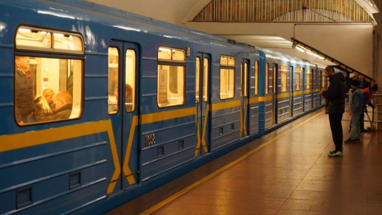 Київське метро поповнить укриття 4 460 стільцями на заміну втраченим