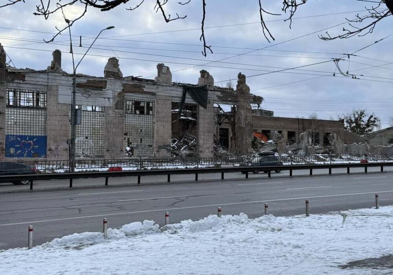 Ремонту — під ніж: у Києві через Шулявський міст демонтують історичний цех ХІХ століття «Більшовик», що пережив війни