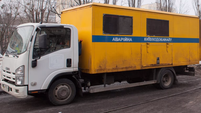 У Києві на бульварі Верховної Ради прорив водопроводу: вулицю затопило, комунальники ліквідовують наслідки (відео)