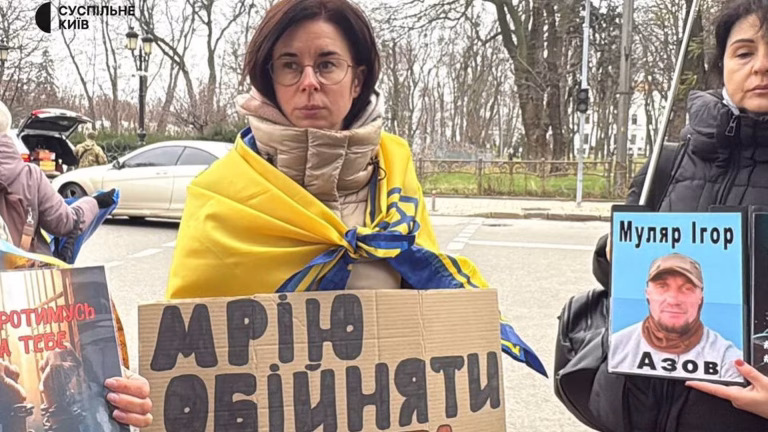 У Києві згадали полонених Маріуполя під гаслом «Тато — опора родини»