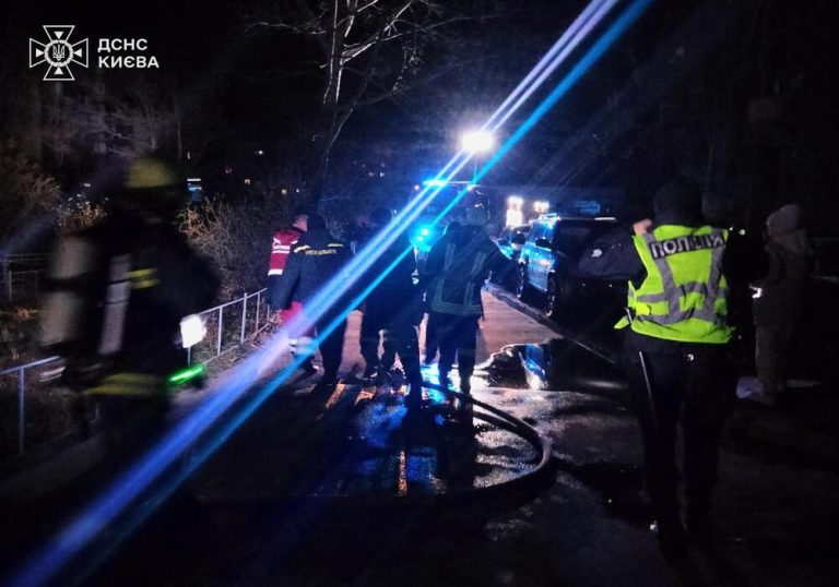 Киянку евакуювали з вогняної пастки на шостому поверсі під час пожежі в квартирі