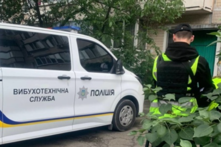 У Києві хуліганка погрожувала поліцейсьkim потужним вибухом
