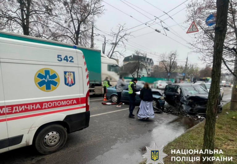 У Києві зіткнулися три автомобілі — є постраждалі і виклик рятувальників