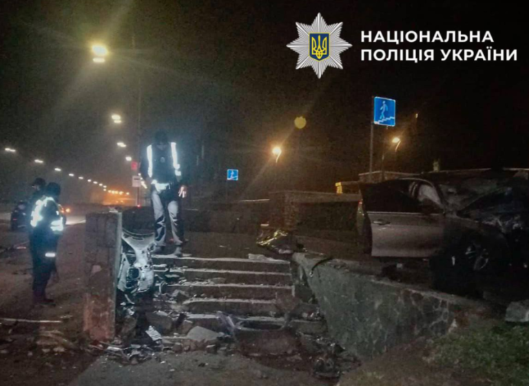 Моторошна ДТП біля мосту в Києві: автівка розлетілася від потужного удару — ФОТО