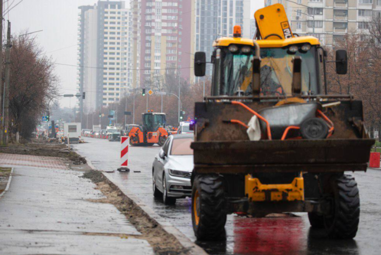 Столичні дороги у ремонті: де в Києві ускладнено проїзд через масштабне оновлення асфальту — ФОТО