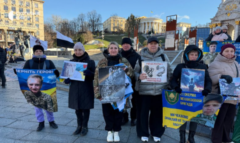 Рідні військових влаштували протест на центральній площі Києва — ФОТО