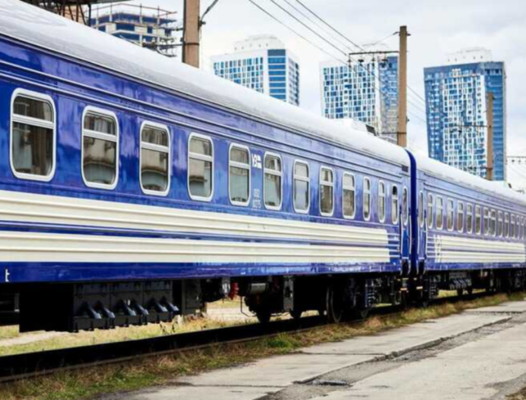 Залізницю під обстрілом: рух потягів у бік Києва призупинено
