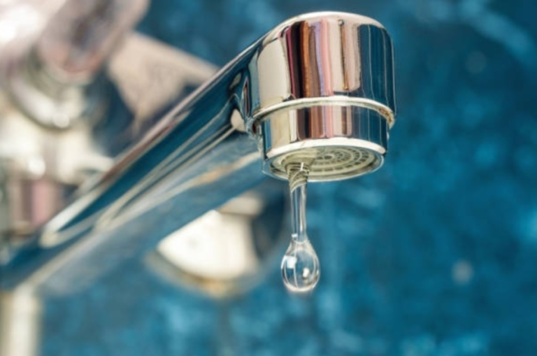 Порив водопроводу на Київщині: сотні мешканців залишилися без води