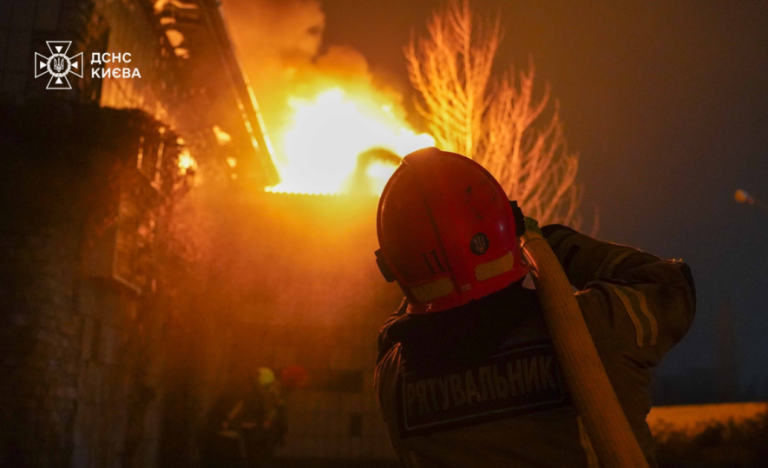 Рятувальники приборкали пожежу та сильне задимлення в центрі Києва — ФОТО