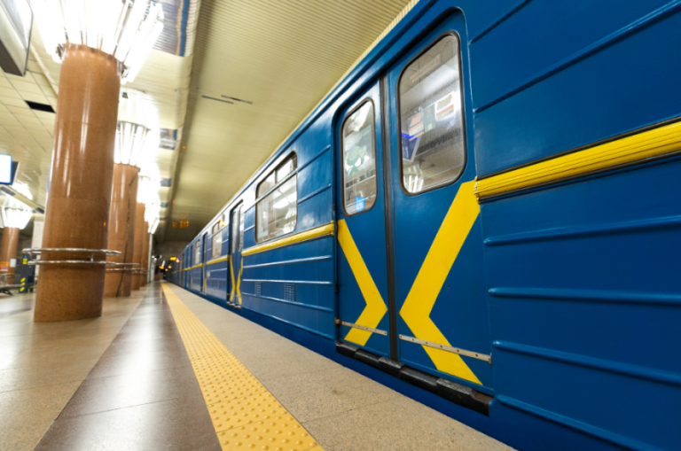 Агресивний напад у київському метро: хуліган напав на пасажирів — ФОТО