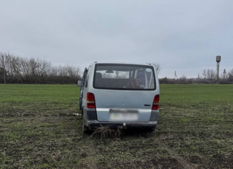 На Київщині автівка розлетілася на частини — поліція перекрила дорогу, ФОТО