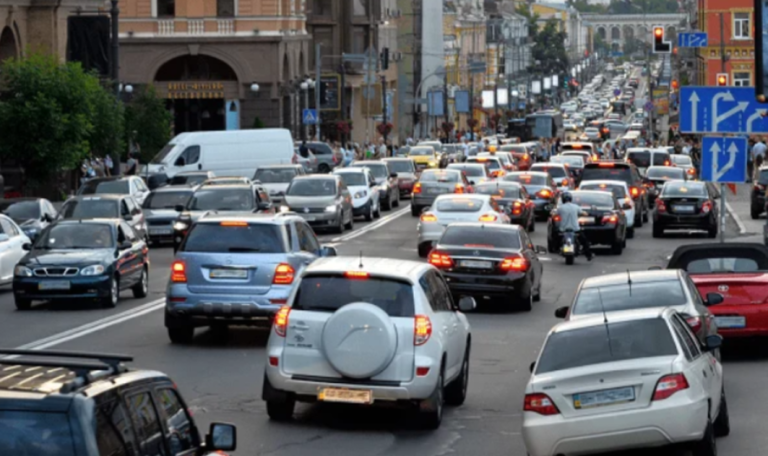 У центрі Києва поліція перекрила вулиці, блоковано рух автівок і пішоходів