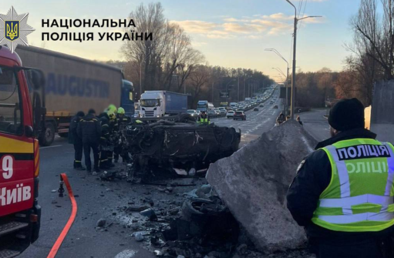 У Києві потужний удар розніс авто: розбите скло, уламки металу і загиблий — ФОТО