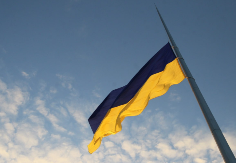 Стихія в небі Києва: головний державний символ опинився під загрозою