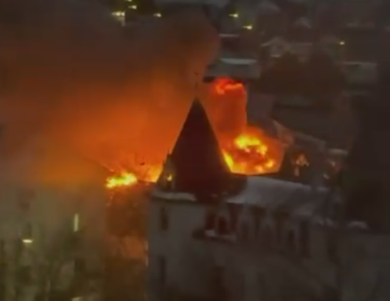 Після вибухів у Києві приватні будинки охопило масштабне полум’я — ВІДЕО