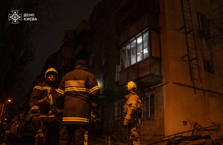 Сотні рятувальників у руїнах: хроніка подій у Києві після потужної атаки — ФОТО