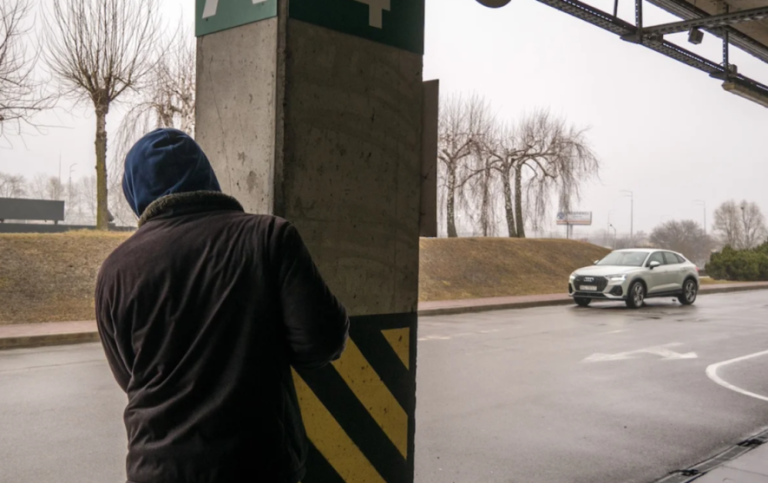 Перехожі кинулися на допомогу після того, як на Київщині чоловік заштовхав дитину в авто