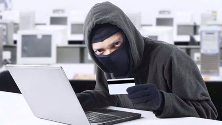 Через Telegram у Києві шахраї ошукали пенсіонерку на $7800