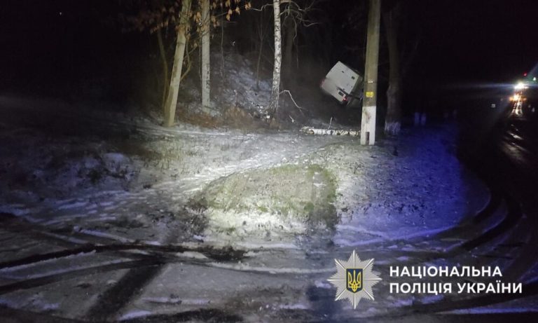 На трасі Київ-Знам’янка Ford з’їхав з дороги й врізався в дерево, троє пасажирів госпіталізовані