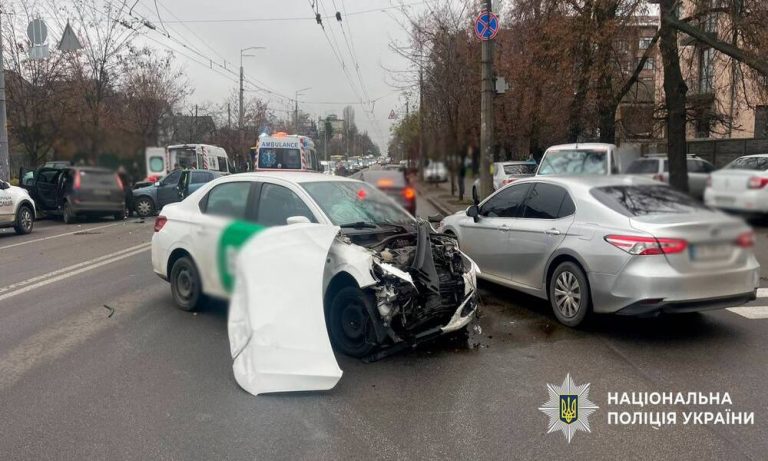 На Щербаківського в Києві зіткнулися три авто — двоє людей госпіталізовані
