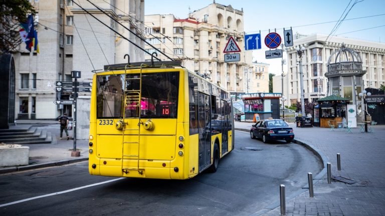 У Києві після технічного збою запустили 11 тролейбусів, кілька машин усе ще стоять