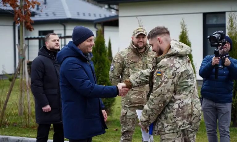 Ветерани спецпідрозділу «Омега» отримали ключі від трьох новозбудованих будинків в інклюзивному містечку на Київщині